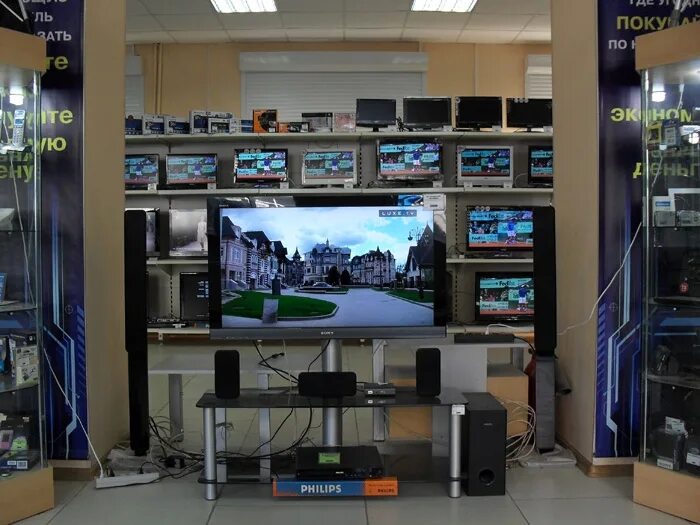 Компьютеры и оргтехника. Магазин телерынок иваново. Метро ломоносовская магазин бытовой техники бу. Мастер по ремонту ноутбуков. Компьютерный магазин.