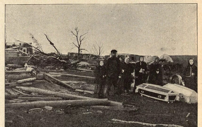 Смерч в поселке. Ураган 1904 года в Люблино. Торнадо 1904 года в Москве. 29 Июня 1904 года смерч в Москве. Ураган в Москве 1904 год Анненгофская роща.