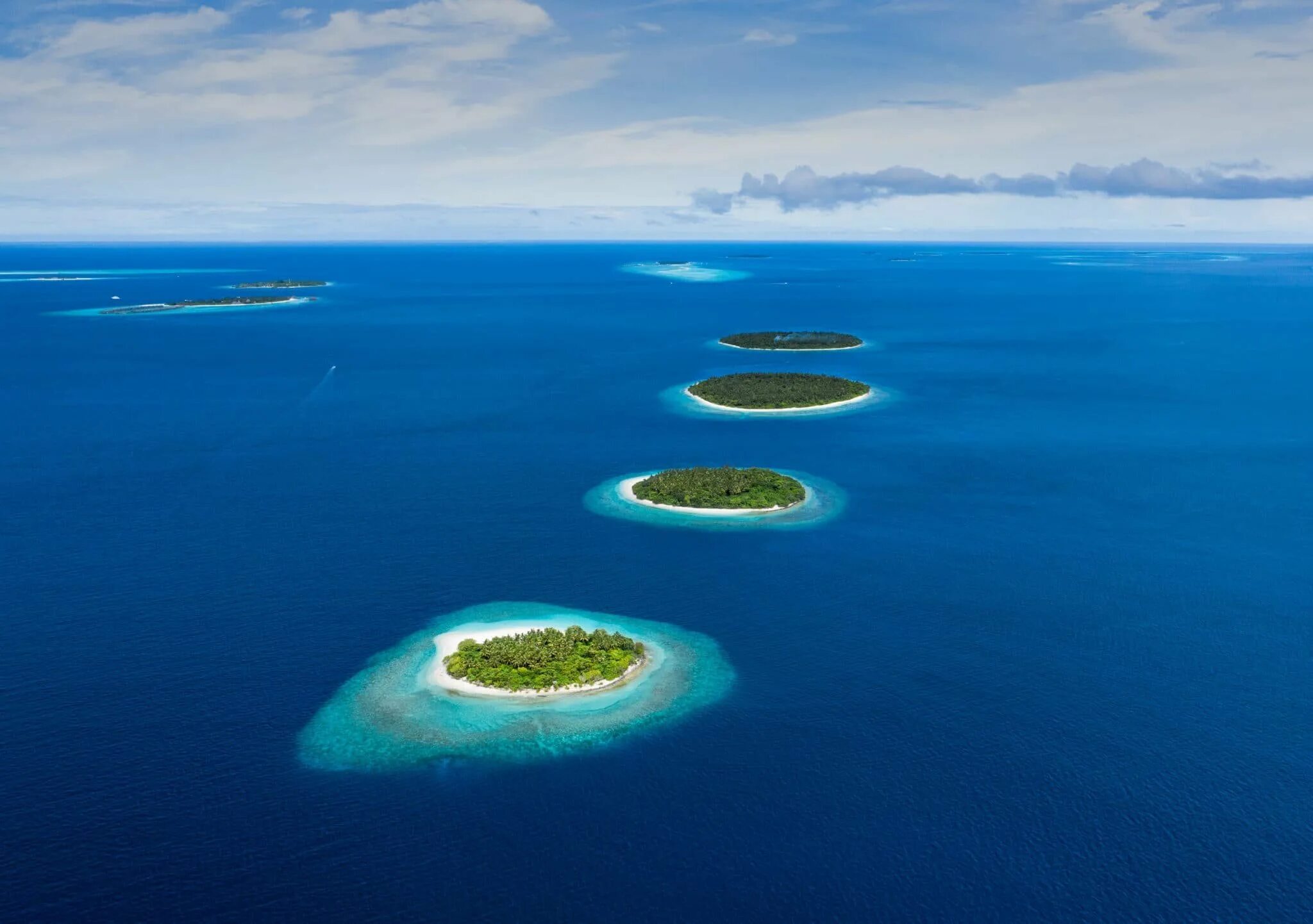 People live on islands. Мальдивы Курамати Исланд. Атолл Адду Мальдивы. Архипелаг Туамоту. Индийский океан Мальдивы.