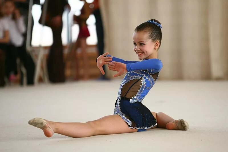 Со скольки лет берут в художественную. Маленькая гимнастка. Акробатические элементы. Дхш красногорск безруков. Гимнастика для детей.
