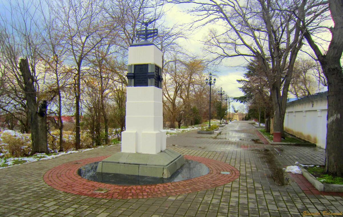 Памятный знак в конце матросского бульвара. Матросский бульвар Севастополь. Матросский парк Севастополь. Памятник Матросский бульвар. Матросский бульвар Севастополь при Украине.