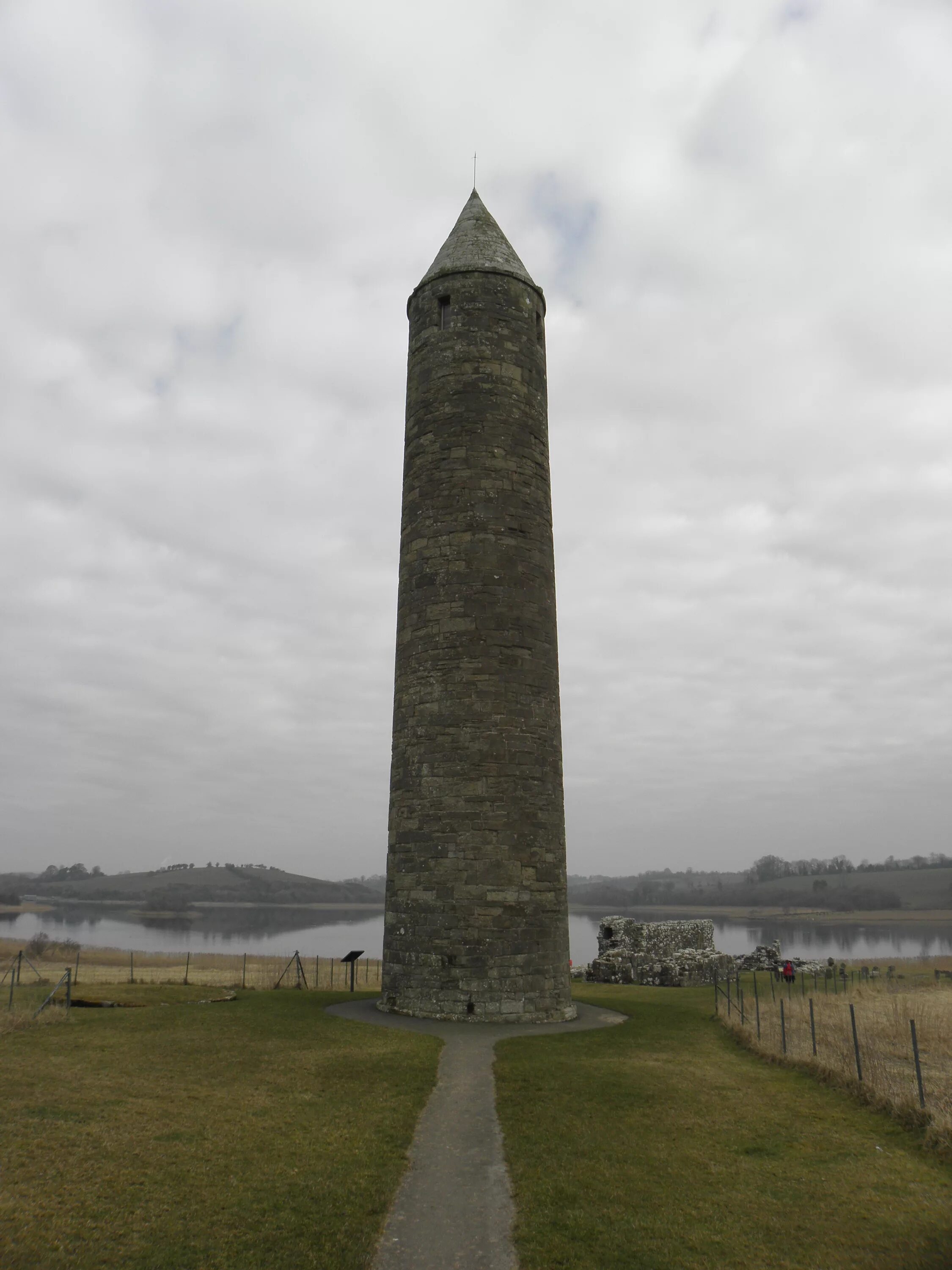 Round tower. Круглые башни Ирландии. Тугрульская башня Ирландия. Ирландская круглая крепость. Острая башня.