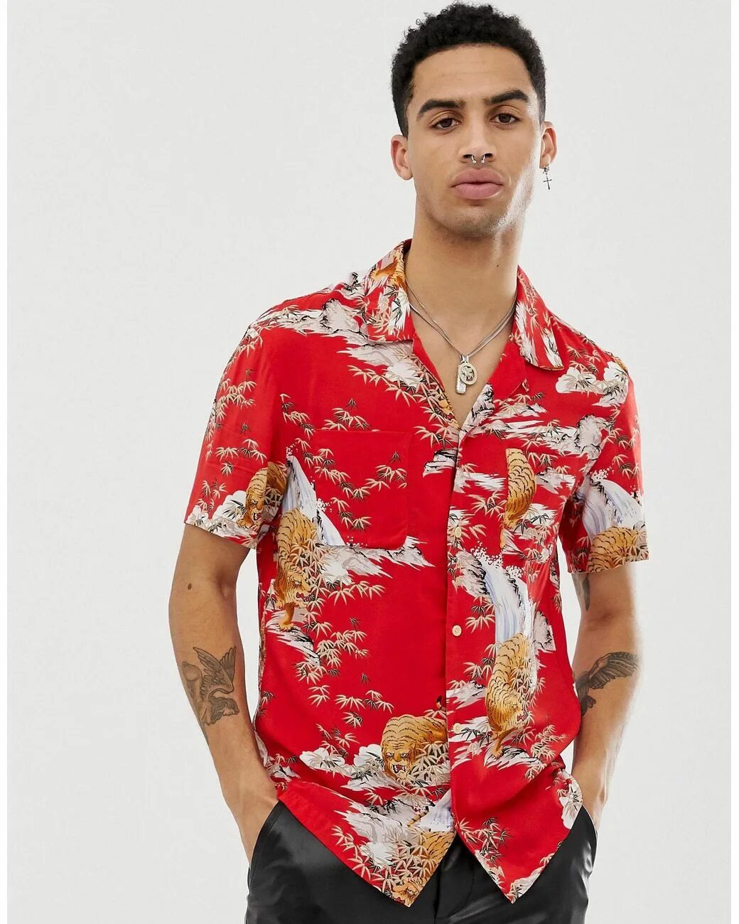 Рубашка с принтом купить. Красная Гавайская рубашка. Красная рубашка с принтом. Красно белая Гавайская рубашка. Гавайская рубашка с тиграми.
