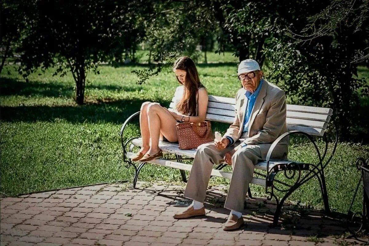 Пожилой мужчина молоденькой. Старичок и девушка. Старый мужчина на лавочке. Девушка на скамейке в парке. Красивые девушки и старики.