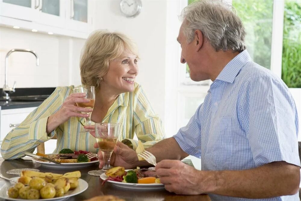 Пожилая жена приводит. Питание пожилых людей. Пожилая пара за столом. Правильное питание для пожилых людей. Пожилые на кухне.