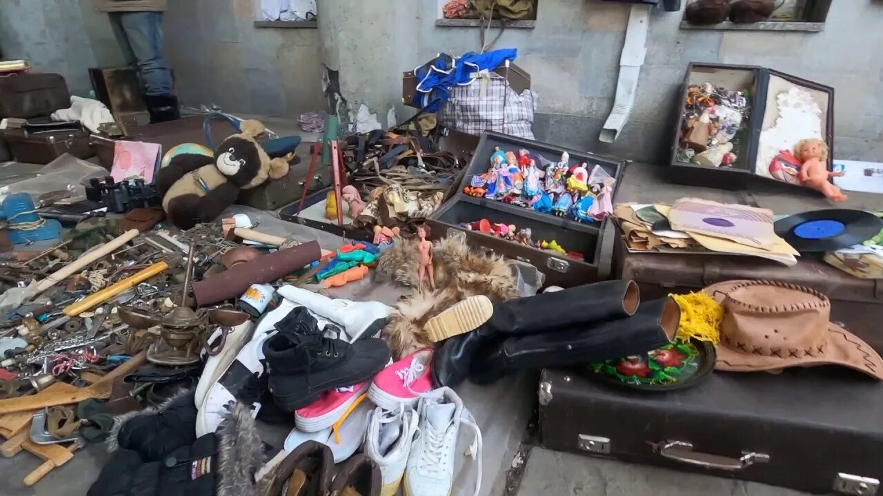 Блошиный рынок дк чкалова. Блошиный рынок в лианозово. Блошиный рынок в измайлово. Блошиный рынок в измайловском вернисаже. Блошиный рынок в новосибирске березовая роща.
