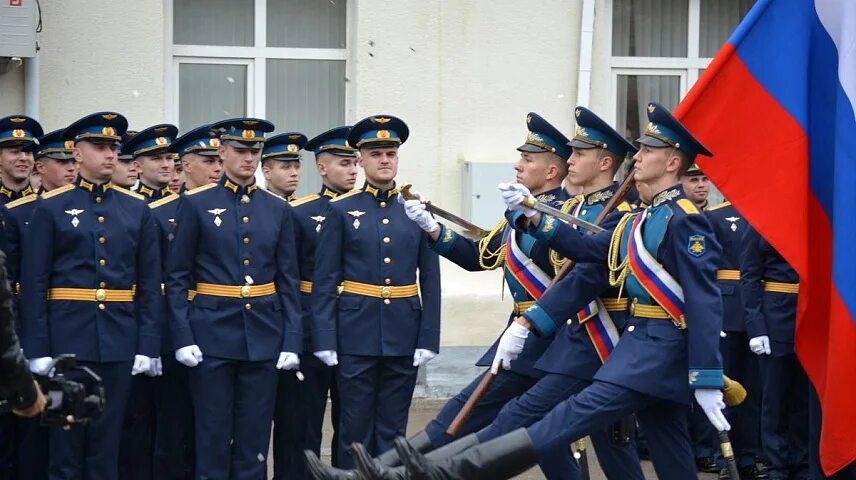 Высшее военное авиационное училище. КВВАУЛ им Серова. Шеврон КВВАУЛ. Знаменная группа КВВАУЛ. КВВАУЛ выпуск 2021.