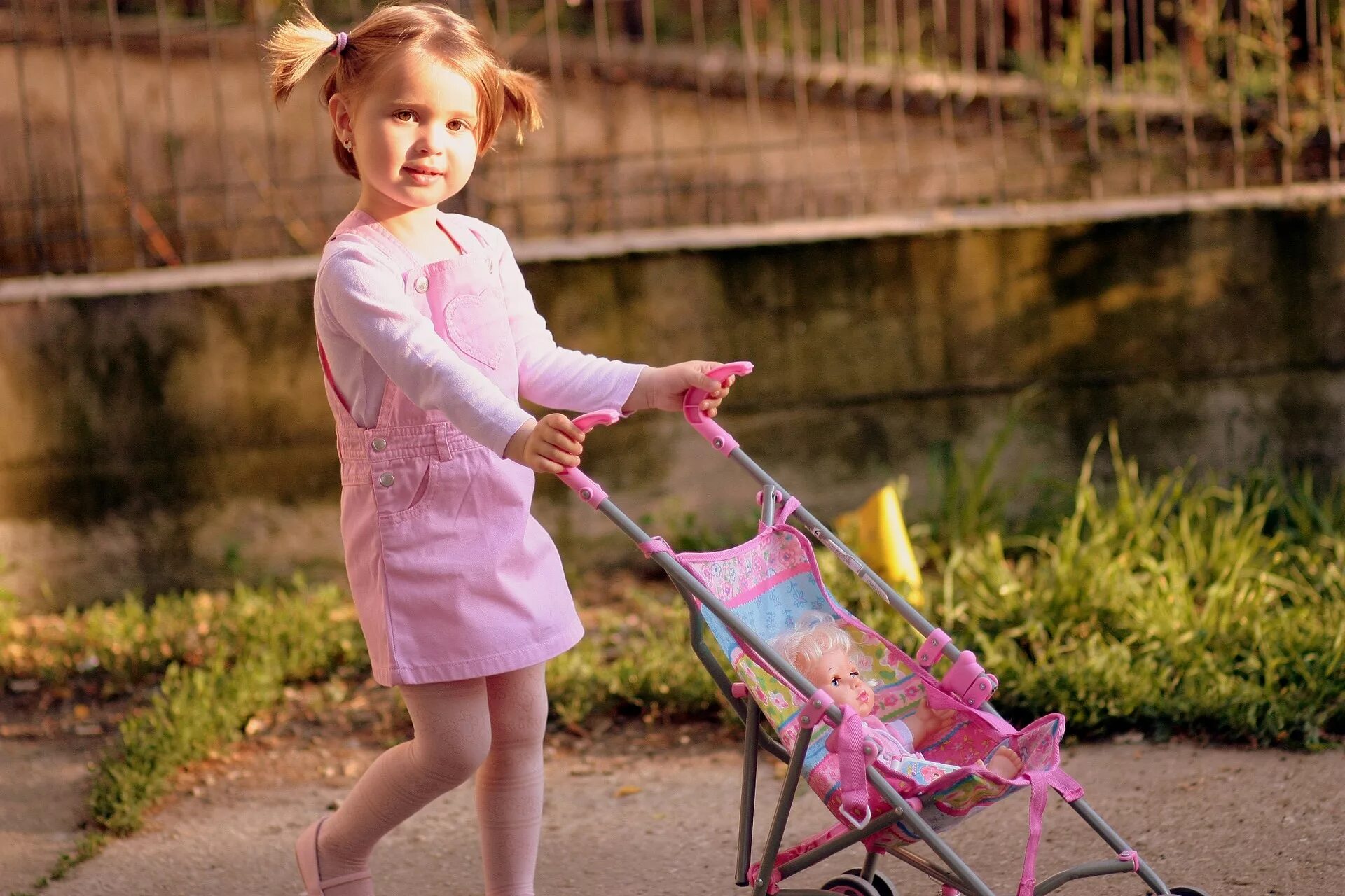 Красивые модные девочки. Ребенок дует. Что надеть ребенку. Красивые детки. Little get girls.