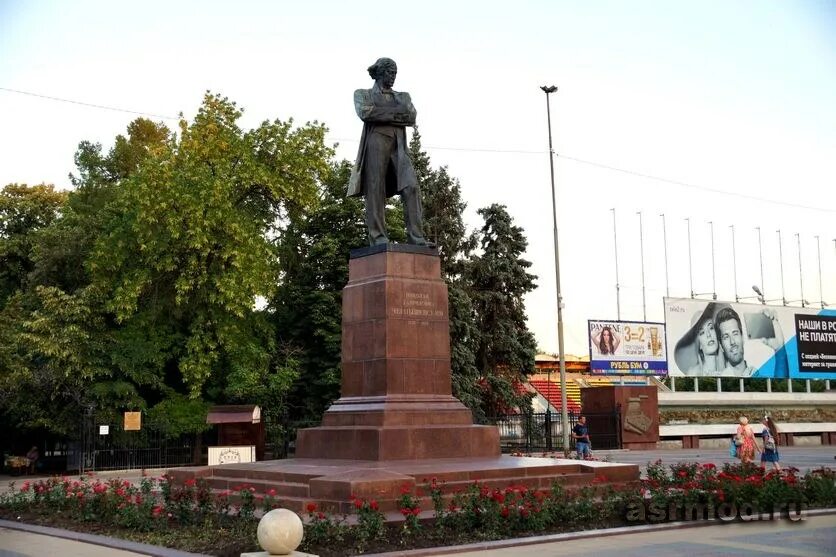 Памятник в чернышевском. Памятник Чернышевскому в Саратове. Памятник Чернышевскому (Саратов, площадь Чернышевского). Чернышевский памятники в Саратове Чернышевскому. Кибальников памятник Чернышевскому.