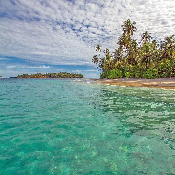 Остров Ниас Индонезия. Остров Гили Ментавай. Пляж остров Кайока. Дикий нетронутый пляж на райских острове архипелага Ментавай.