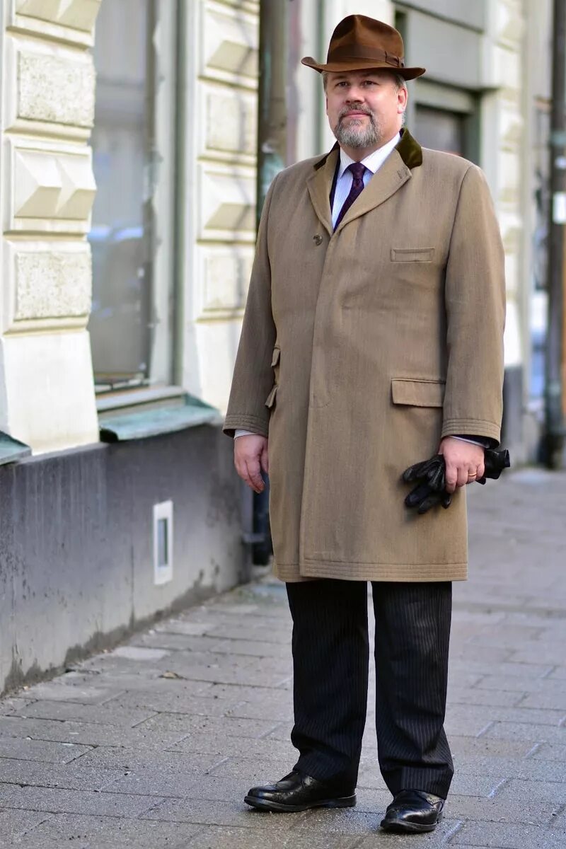 Мужик лет 50 60 в плаще. Мужик лет 50 60 в плаще. Мужик лет 50 60 в плаще. Стильная одежда для пожилых мужчин. Старомодная одежда мужчины.