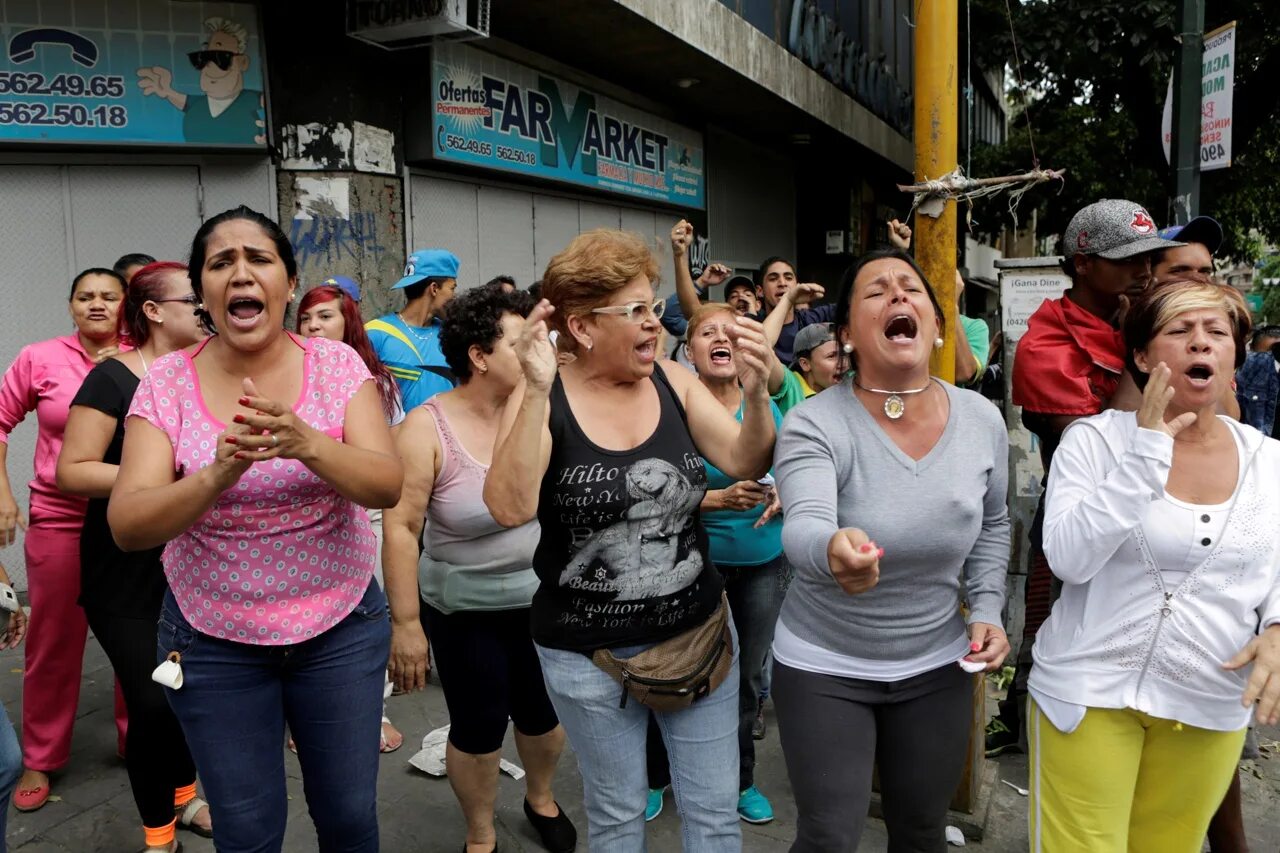 Женщины Венесуэлы на улице. Венесуэла люди на улице. Венесуэла девушки на улицах. Венесуэла девушки на улицах Каракаса. Народ выходит на улицу