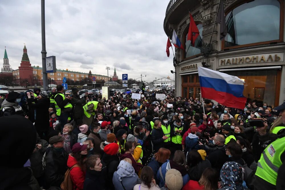 Митинг. Протесты в Москве 2021. Митинг в поддержку Навального. Смена власти фото.