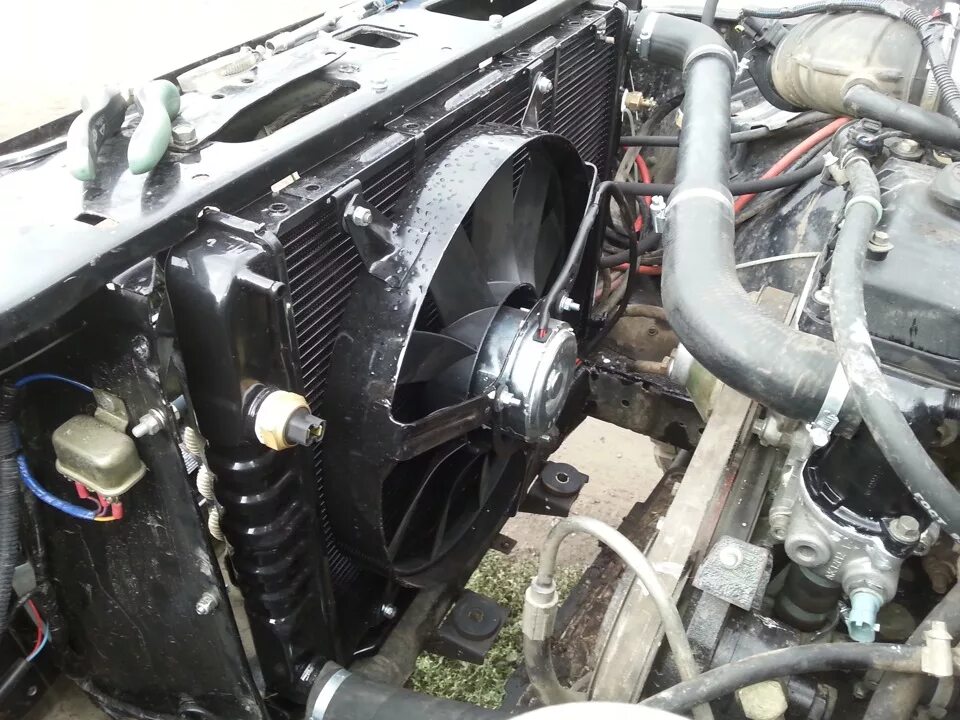 Радиатор от газели на уаз 469. Установка радиатора уаз. Радиатор от уаз 469. Уаз хантер радиатор газель. Радиатор на уаз патриот от иномарки.