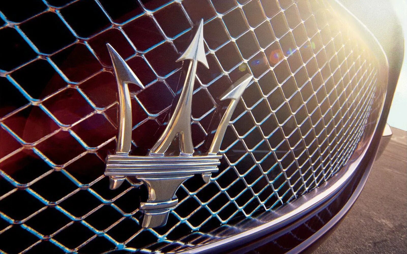 Машина знак трезубец. Трезубец Мазерати. Maserati Emblem. Машина с логотипом трезубца. Maserati шильдик.