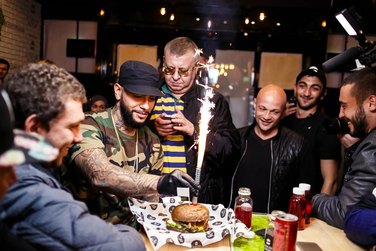 Black star новый. Тимати ресторан black star burger. тимати блэк стар бургер. тимати блэк стар бургер москва. директор блэк стар бургер.