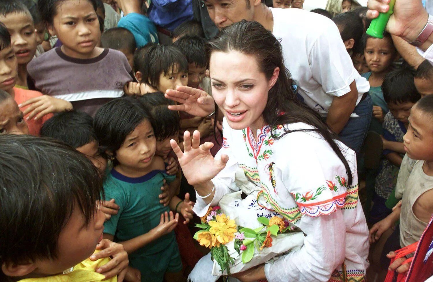 Девушка оон. Анджелина Джоли посол доброй воли. Анжелина Джоли Камбодже Анджелина. Анджелина Джоли в Камбодже. Анджелина Джоли благотворительность.