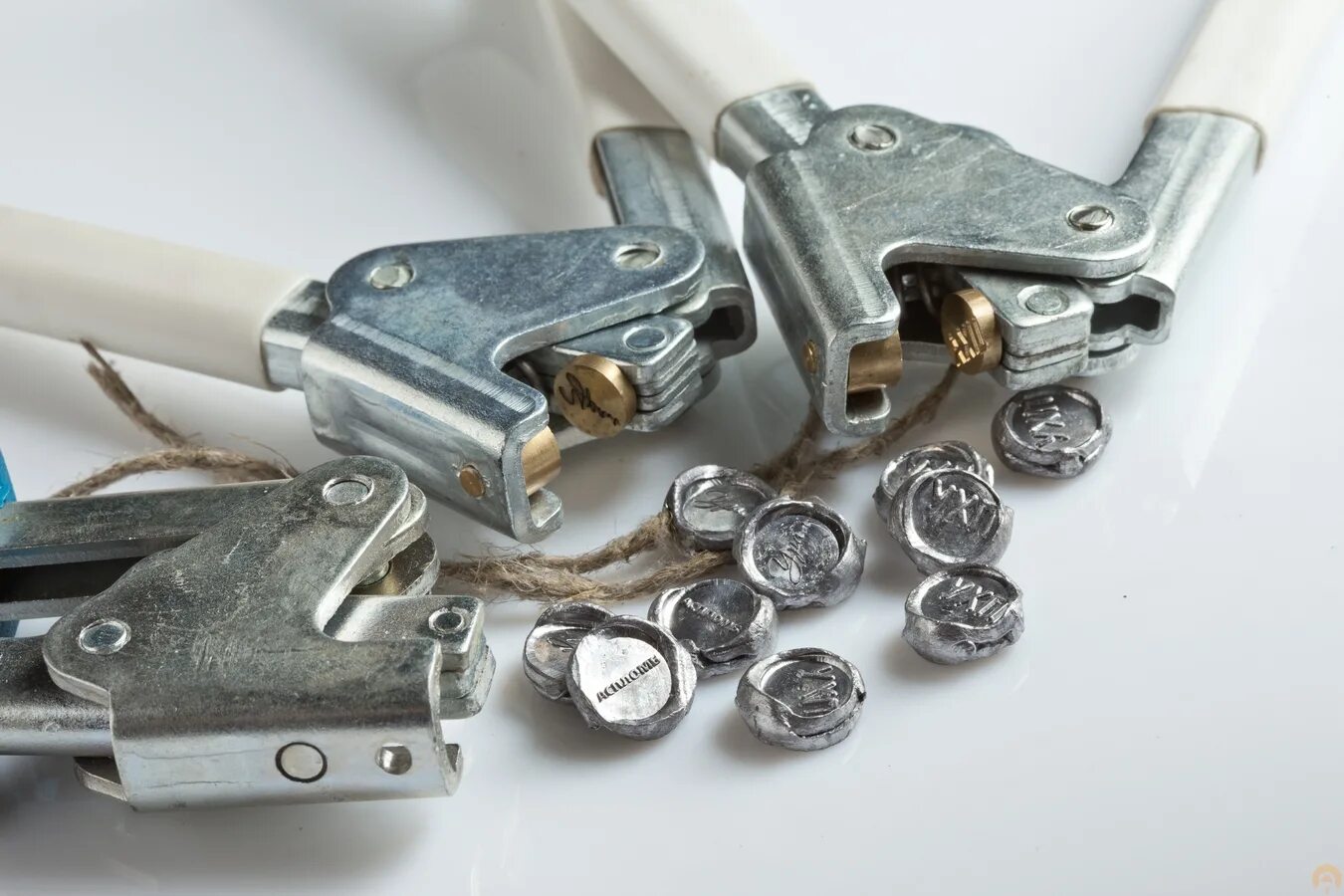 Пломба пластиковая на электро счётчик. Пломба для опломбирования счетчиков. Пломбировка. Роторная номерная пломба твист. Пломба жд вагона.