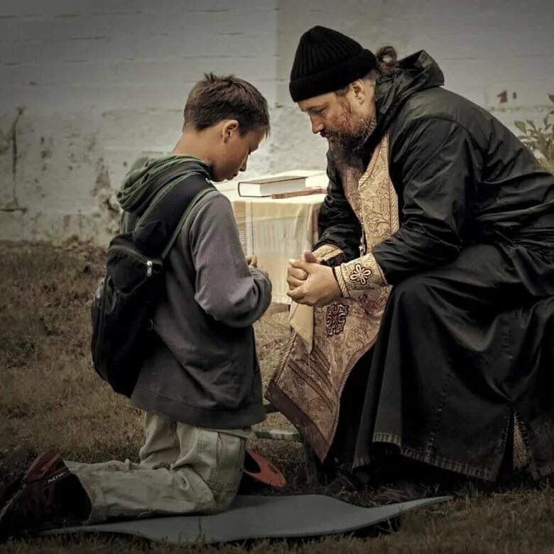 Покаяние грешника. Монах на коленях. Протоиерей александр проченко. Молись грешник. Арсени виктор покаяние инока.