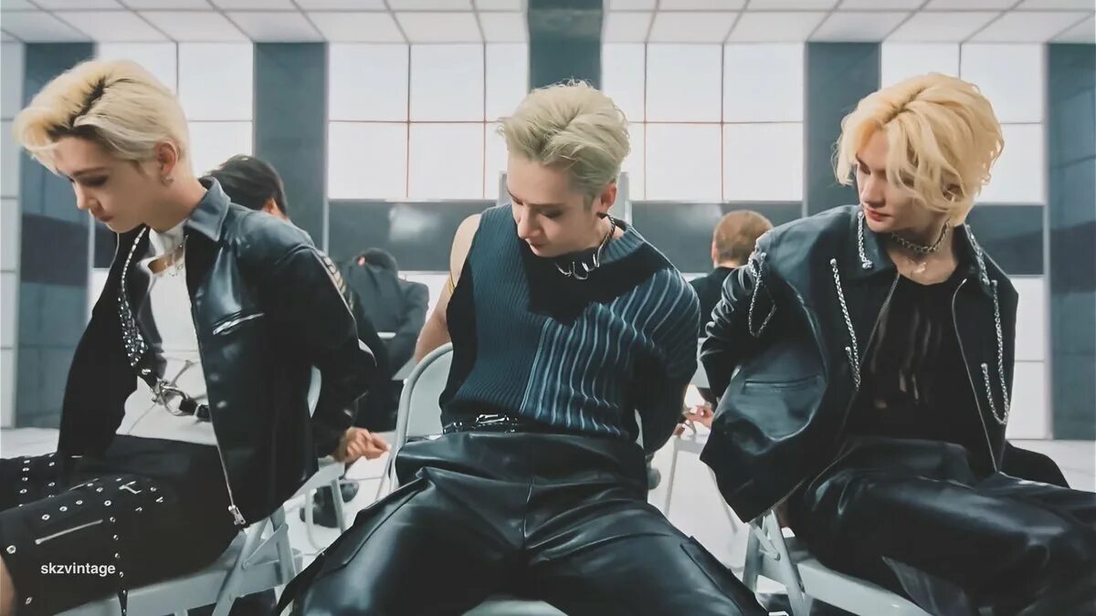 Let s begin stayed gone. Stray Kids Venom. Stray Kids Феликс Venom. Stray Kids Venom Хенджин. Группа Stray Kids Веном.