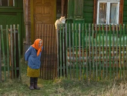 Гена спрятался за старой баней