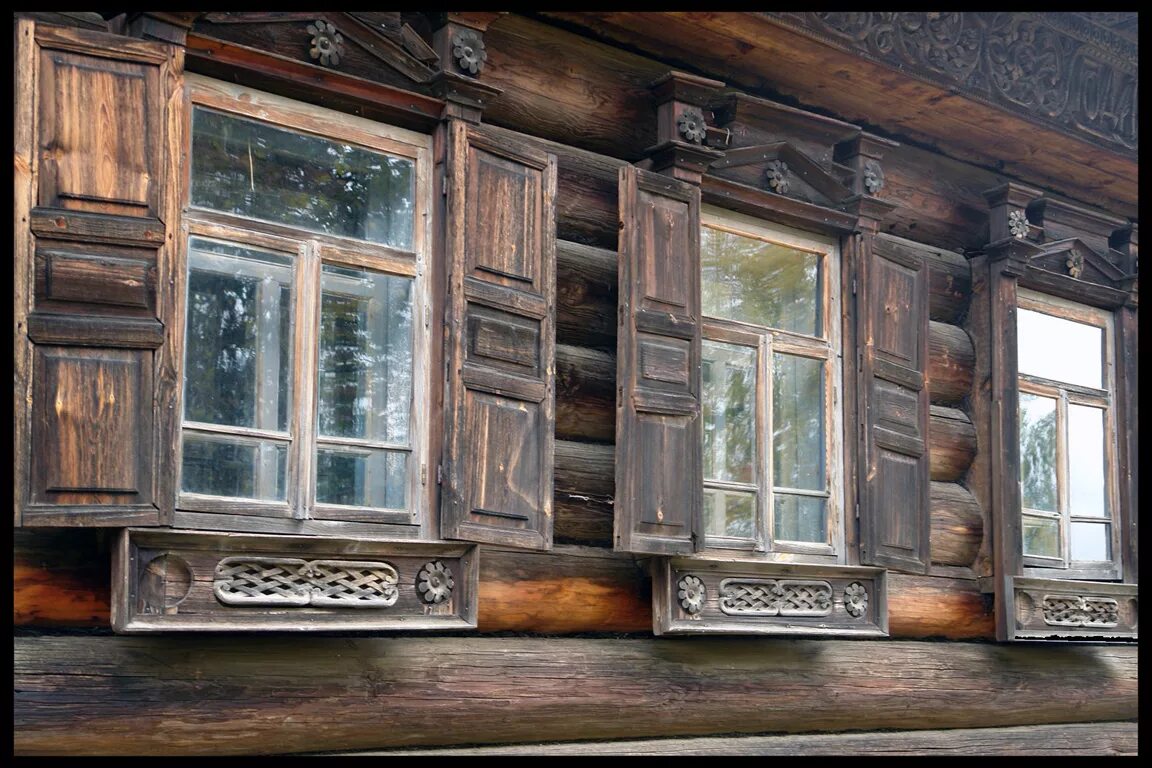 Окна старинный дом. Старый деревянный дом. Окно деревянное старинное. Старое окно. Старинный деревянный дом.
