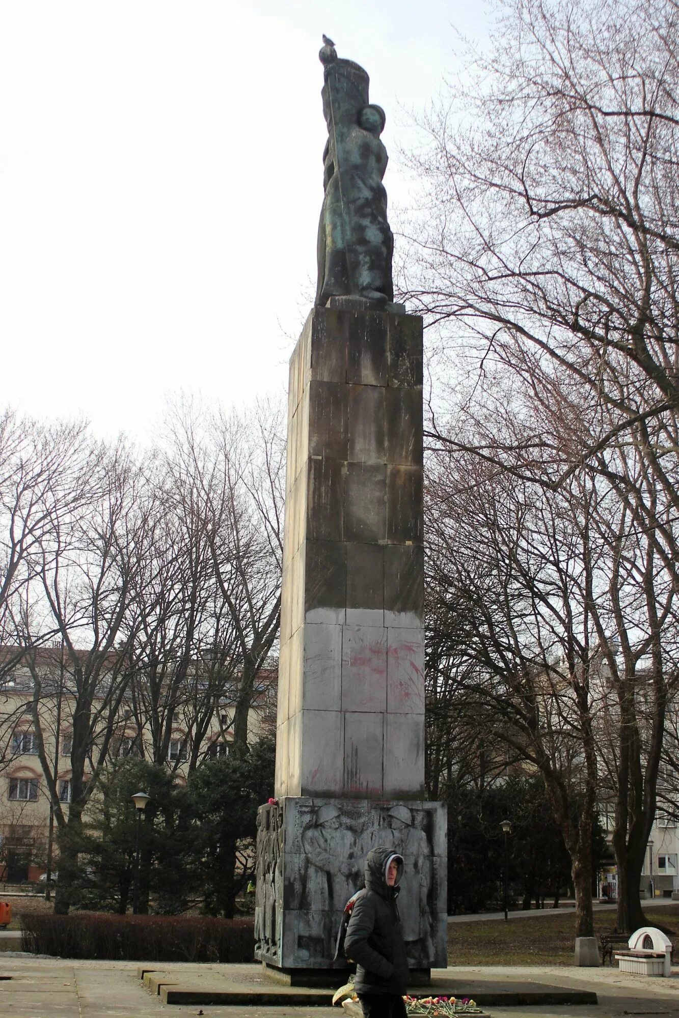 Памятник благодарности. Памятник благодарности красной армии в Польше. Памятник благодарности воина красной армия Польша. Мемориал Жешув. Памятник "благодарности красной армии" в Глубчице.