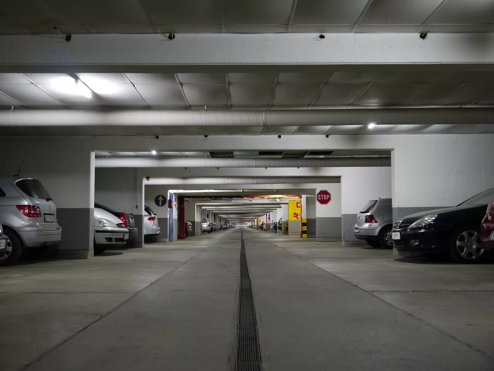 красивый гараж с бмв. гараж с bmw 5. объемные гаражи. Garage storage systems. стационарные гаражи.