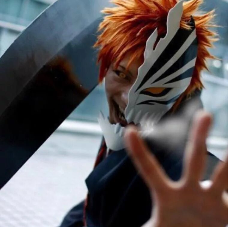 Bleach cosplay. Ичиго Куросаки косплей. Косплей Блич Ичиго. Косплееры Блич. Блич Куросаки Ичиго косплей.