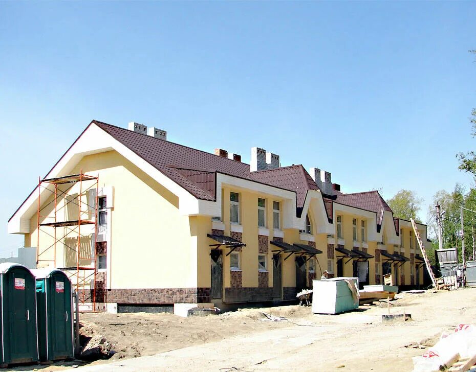 Таунхаус охта village. Загородный дом панорама. Охта вилладж коттеджный поселок. Охта вилладж долгострой. Вартемяги вилладж коттеджный поселок.