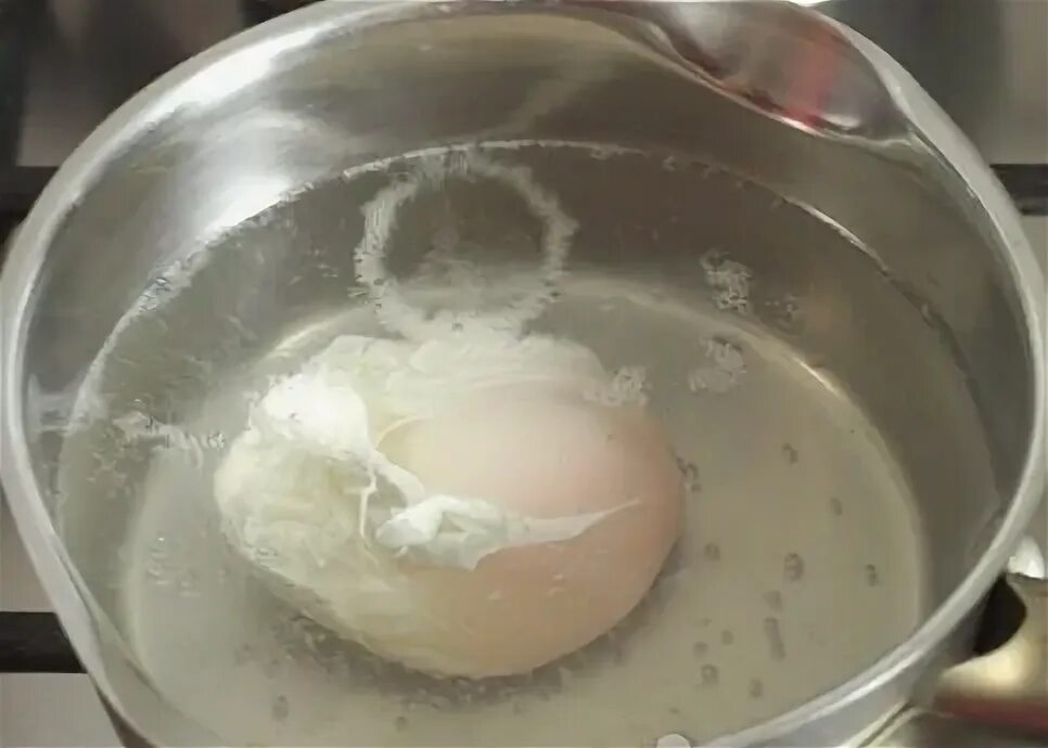 Яйцо пашот в кастрюле. Кастрюля для пашот. Пашот яйца рецепт в кастрюле