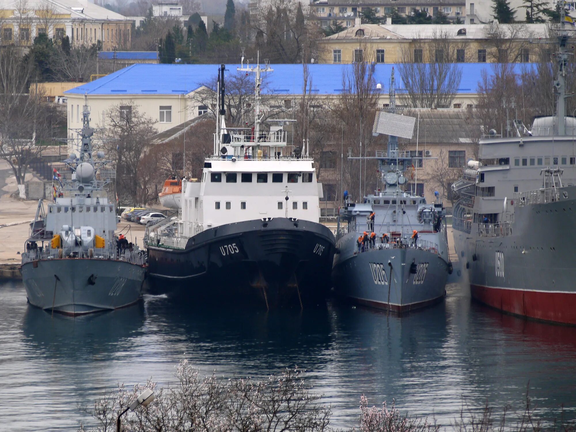 Украинские корабли в стрелецкой бухте. Корвет луцк. Корабль управления "донбасс" u500. Корвет луцк. Корвет тернополь вмс украины.