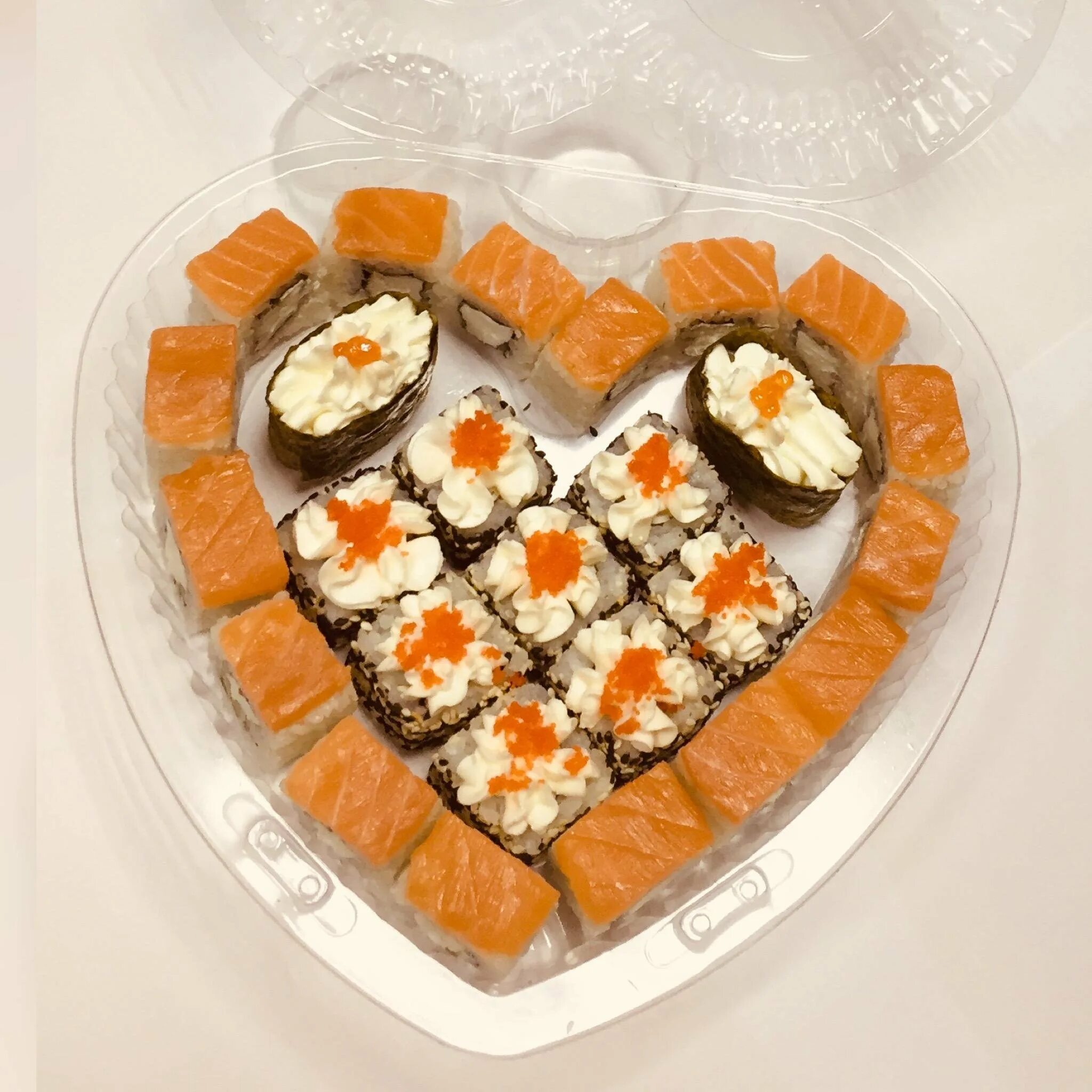 Филадельфия блюдо. Запеченный ролл дракон с черной палочкой. Суши оке меню. Ролл с рисовой лапшой. Ролл инь янь состав.