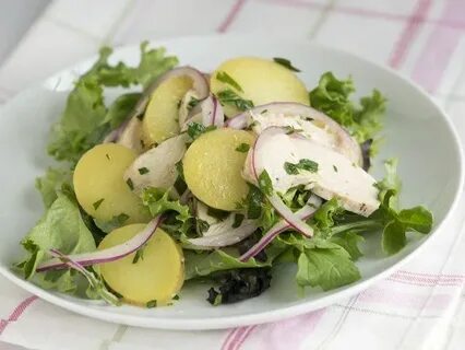 Картошка с курицей и огурцом