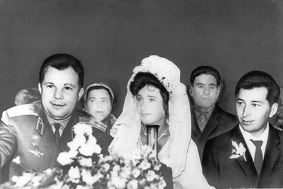 Родители гагарина юрия алексеевича. Жена гагарина юрия алексеевича. Где живут дети гагарина. Где живут дети гагарина. Семья юрия гагарина.