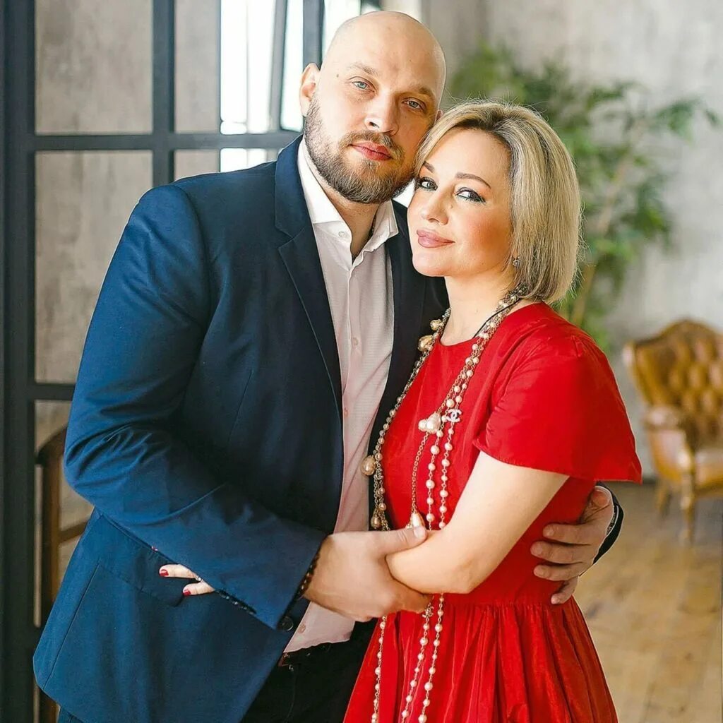 Буланова вышла. Буланова вышла