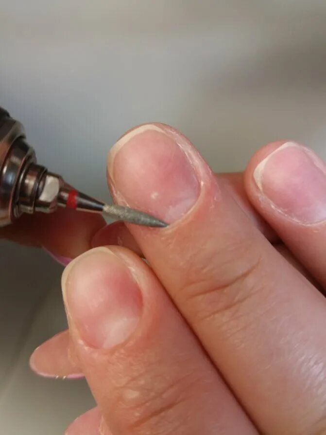 Обрезной маникюр. Классический необрезной маникюр. Обработка кутикулы. Сухой европейский маникюр. Маникюрный инструмент для чистки ногтей.