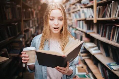 Она читает ей ее книгу перевод