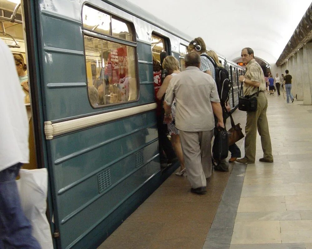 Путешествие на поезде купе. Российский плацкарт. Вагон возьмешь. Проводник в автобусе. Электричка раздает пассажирами.