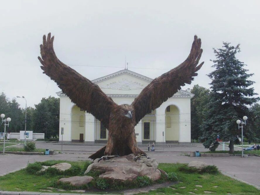 Памятник орёл Старая Русса. Город Орел памятник Орлу. Памятник Орлу в Орле на вокзале. Гринн Орел. Статуя орла.