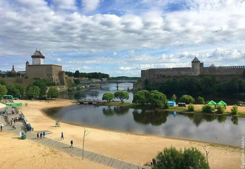 Город нарва 1. Город Нарва Эстония. Нарва (город в эстонской ССР). Нарва город Латвии. Нарва окрестности.