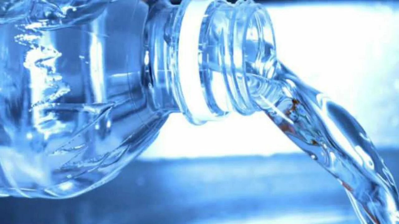 Питьевая вода дали. Производство воды. Вода в бутылке фото. Фото производства воды. Фон для бутылки воды.