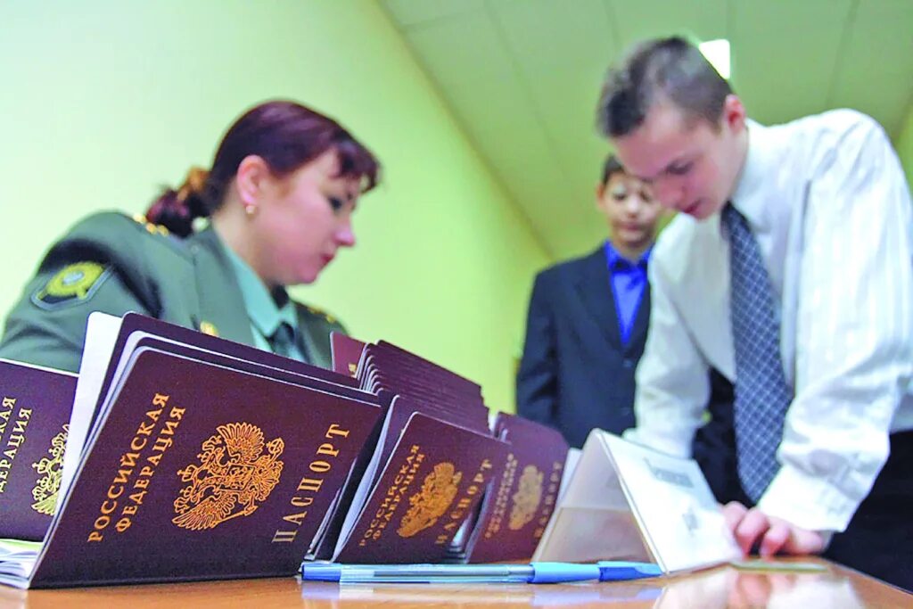 Как получить новое гражданство. Гражданство для мигрантов. человек в паспортном столе. работник паспортного стола.