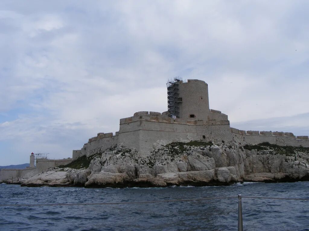 Где снимался замок иф. Остров Монте Кристо. Замок ИФ В Неаполе.