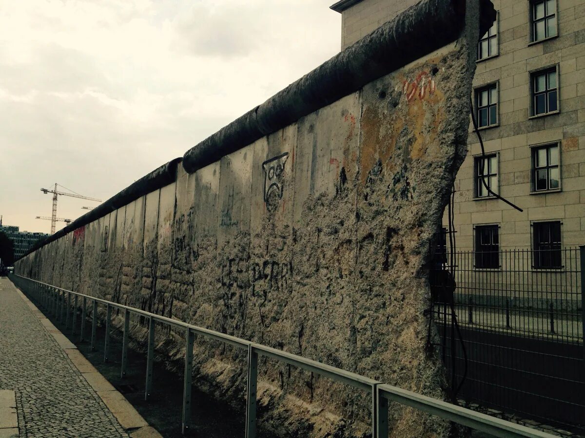 Германия Берлин Берлинская стена. Берлинская стена (Berlin Wall). Мемориальный комплекс Берлинская стена. ГДР И ФРГ стена. Годы жизни стена