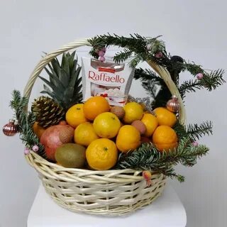Новогодняя корзина с фруктами