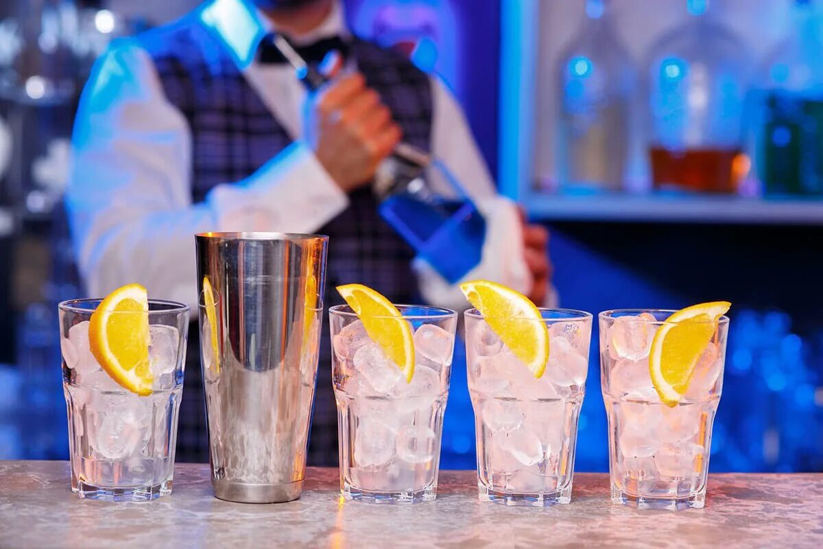 Рестораторы красноярска. Бар менеджер довиля. Павел зоткин барменеджер. Бар менеджер вакансии. Anton gold барменеджер.