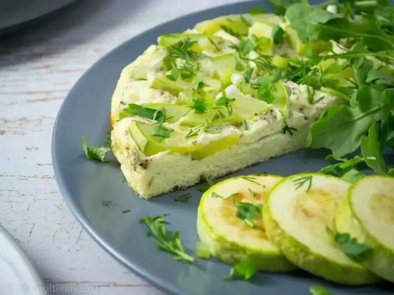 Простой рецепт кабачков с сыром. Омлет с кабачками. омлет с кабачком и сыром. кабачковый омлет. красивый омлет.