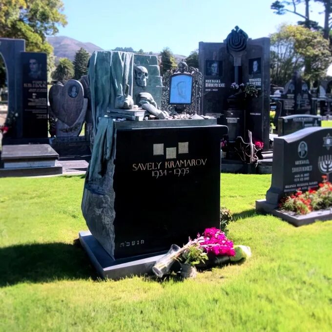 Могила савелия крамарова. Могила крамарова в сан-франциско. Савелий крамаров памятник на могиле. Савелий крамаров могила. Где похоронили савелия крамарова.