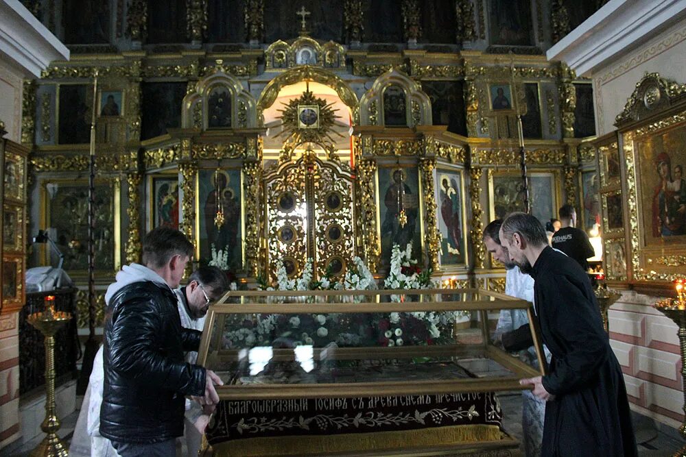 Вечерняя служба в монастыре. Плащаница Смоленского Свято-Успенского собора. Святогорская Лавра Пасха плащаница. Вынос Плащаницы в Великую субботу Пермь Успенский монастырь. Святогорская Лавра вечерняя служба 30.10.2021.